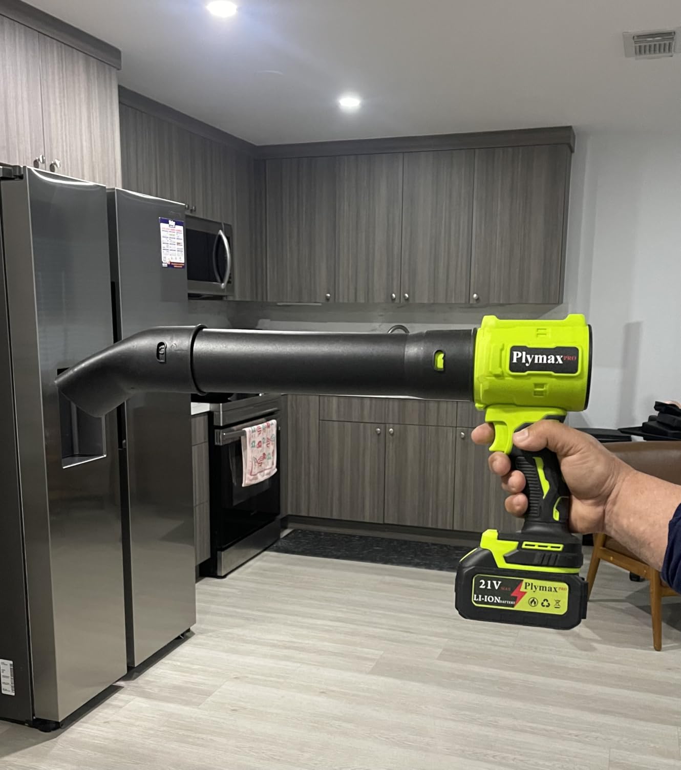 Cordless Leaf Blower, 800,000 RPM Electric Handheld Blower, Leaf Blower Cordless with 2×4.0Ah Batteries & Charger,Snow Blowers with 2-Nozzles for Patio,Lawn Care,Dust,Snow & Car Drying customer photo 2