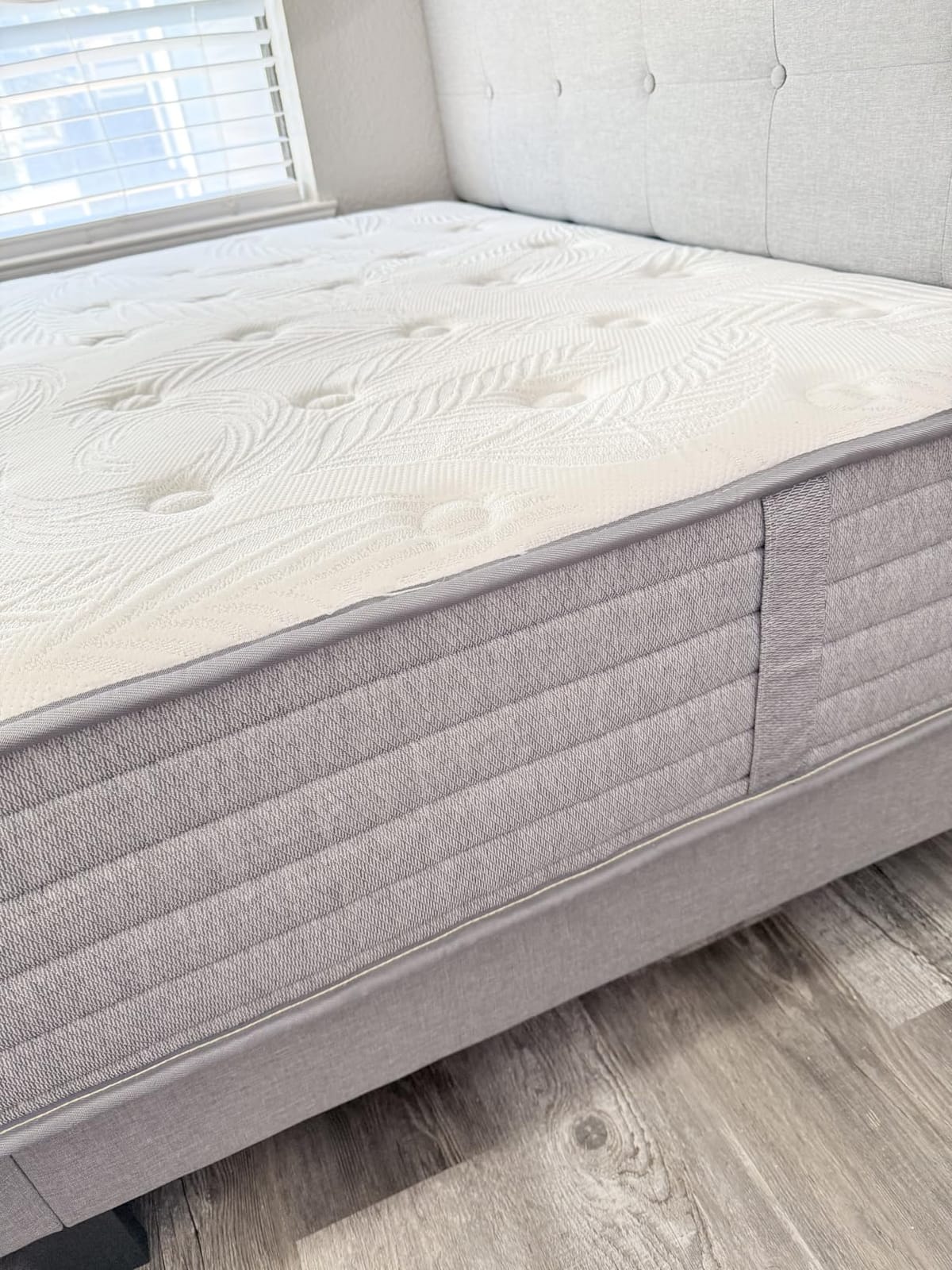 KOW California King Mattress, 14 Inch Hybrid Cal King Mattress in A Box with Cooling-Gel Memory Foam & Pocket Springs, Medium Firm, Extra Edge Support, Motion Isolation & Fiberglass Free, CertiPUR-US customer photo 1