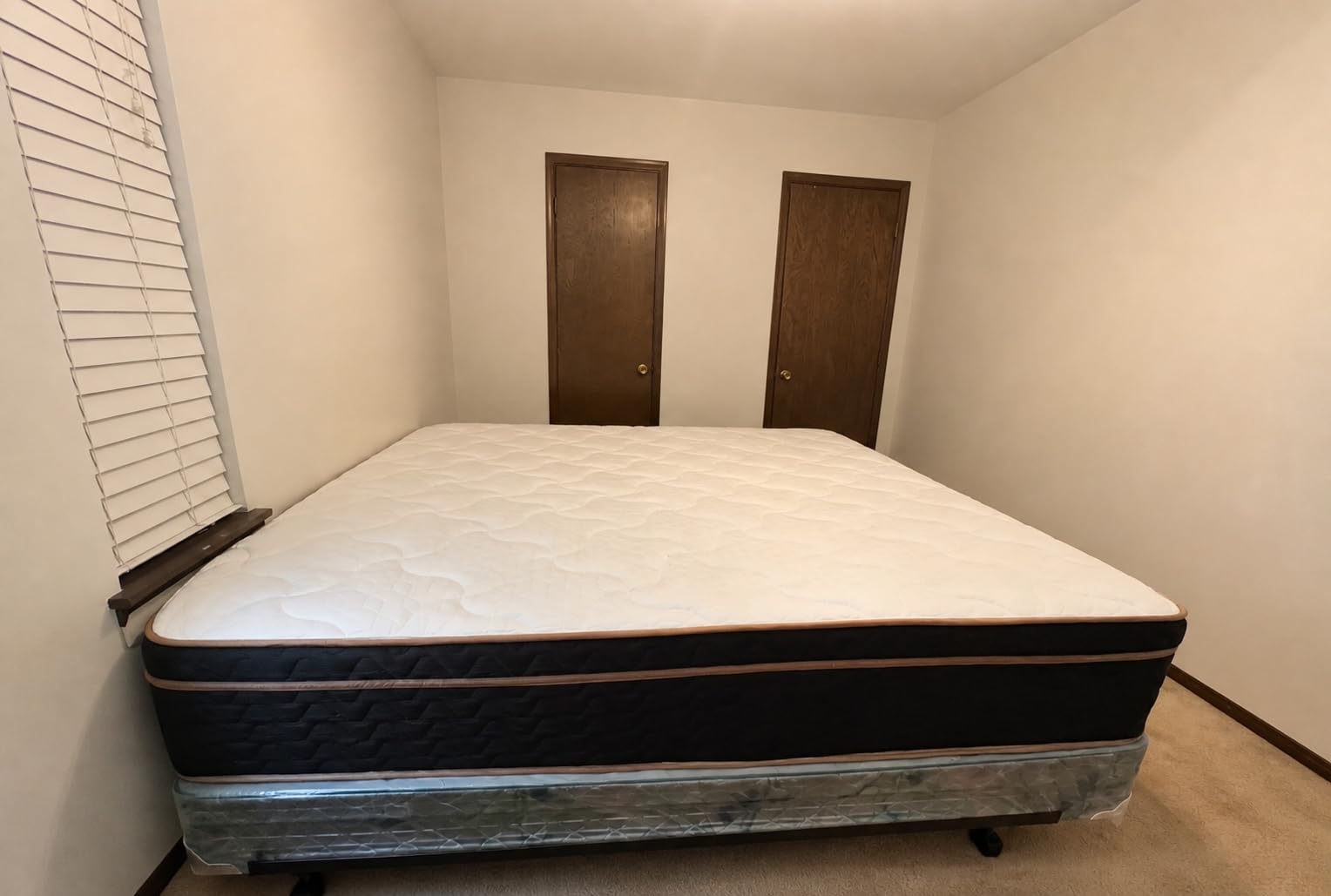 Queen Mattress 12 Inch, Cooling Hybrid Bed in a Box, 7-Zones Individual Pocket Spring, Motion Isolation, Targeted Hip/Shoulder/Lumbar Support, Fiberglass-Free, 365-Night Trial, CertiPUR-US customer photo 1