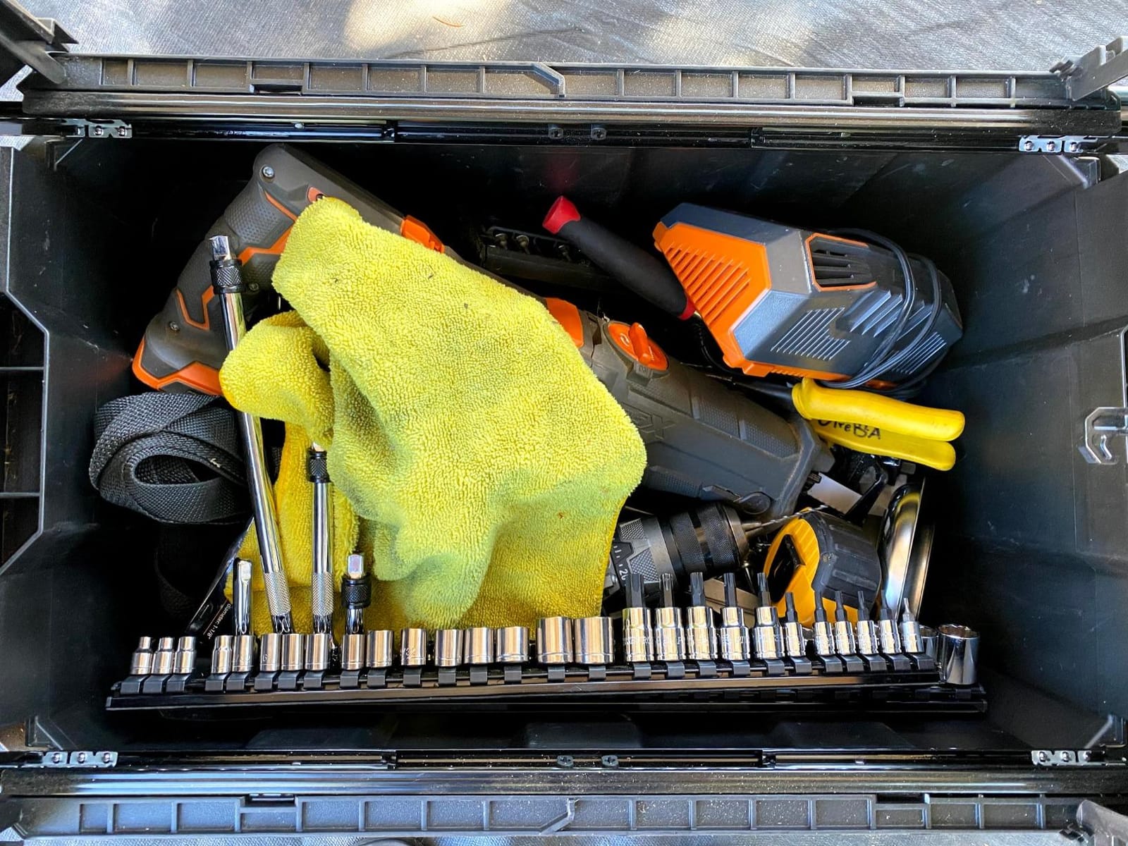Keter Masterloader Resin Rolling Tool Box with Locking System and Removable Bins – Perfect Organization and Storage Chest for Power Drill, Tape Measure, and Screwdriver Set, Black customer photo 1