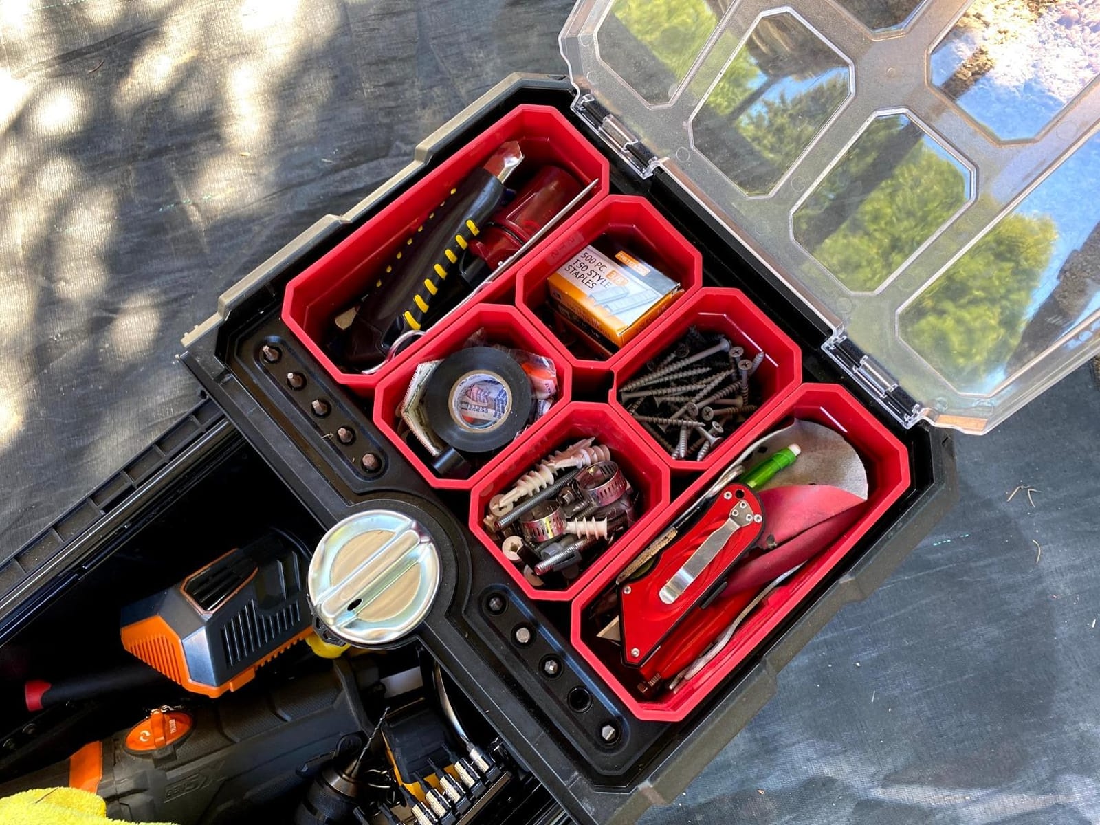 Keter Masterloader Resin Rolling Tool Box with Locking System and Removable Bins – Perfect Organization and Storage Chest for Power Drill, Tape Measure, and Screwdriver Set, Black customer photo 2