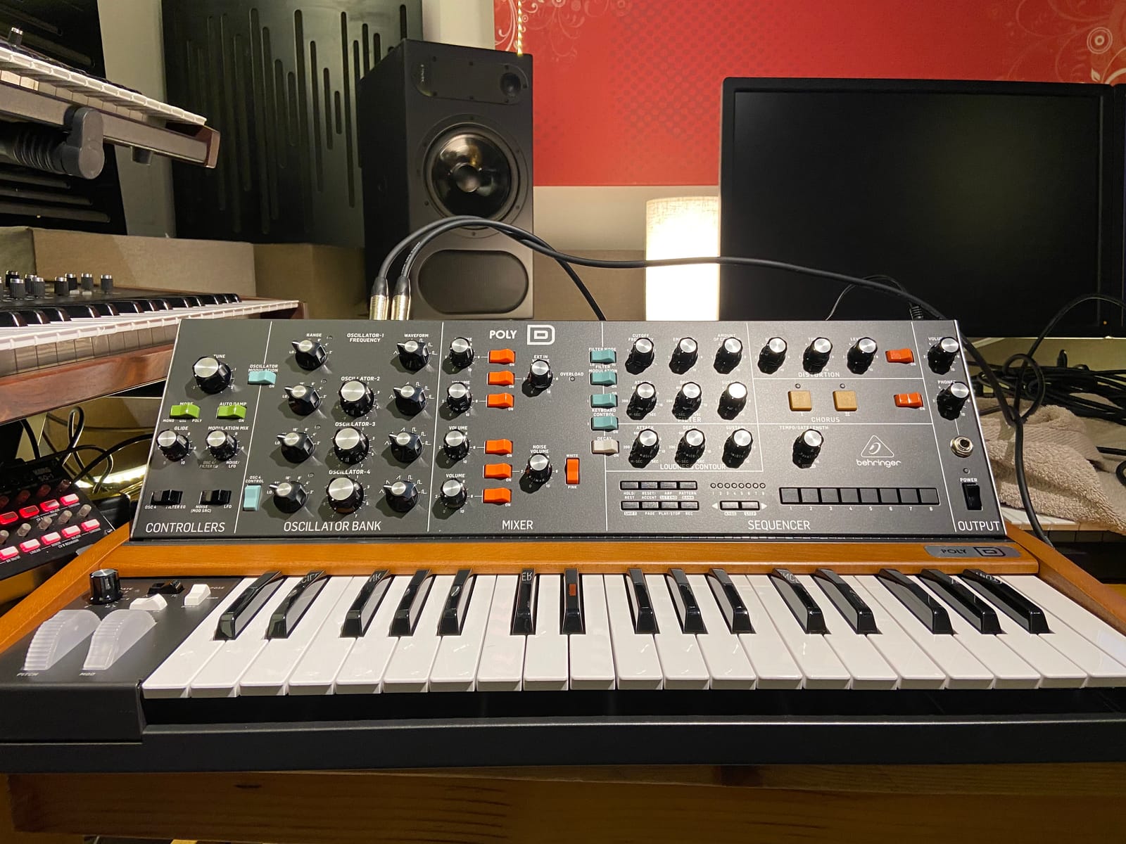 Behringer POLY D Analog 4-Voice Polyphonic Synthesizer with 37 Full-Size Keys, 4 VCOs, Classic Ladder Filter, LFO, BBD Stereo Chorus, Distortion, 32-Step Sequencer and Arpeggiator customer photo 1