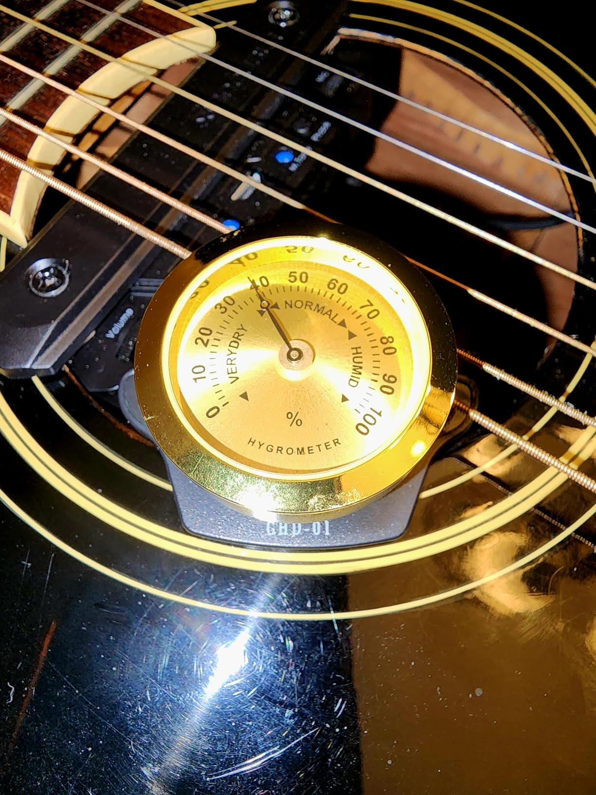 GUITTO 2-in-1 Guitar Humidifier & Analog Hygrometer, Clip-On Soundhole Humidity Care System with Refillable Sponge, No-Battery Gauge for Acoustic Guitar (GHD-01) customer photo 1
