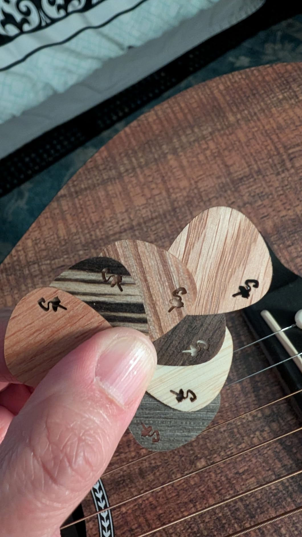 Stickpick | Set of 7 flexible guitar picks made of real wood | For electric, acoustic and bass guitars in various strengths | In aluminum can | Sustainably manufactured | Made in Germany customer photo 2