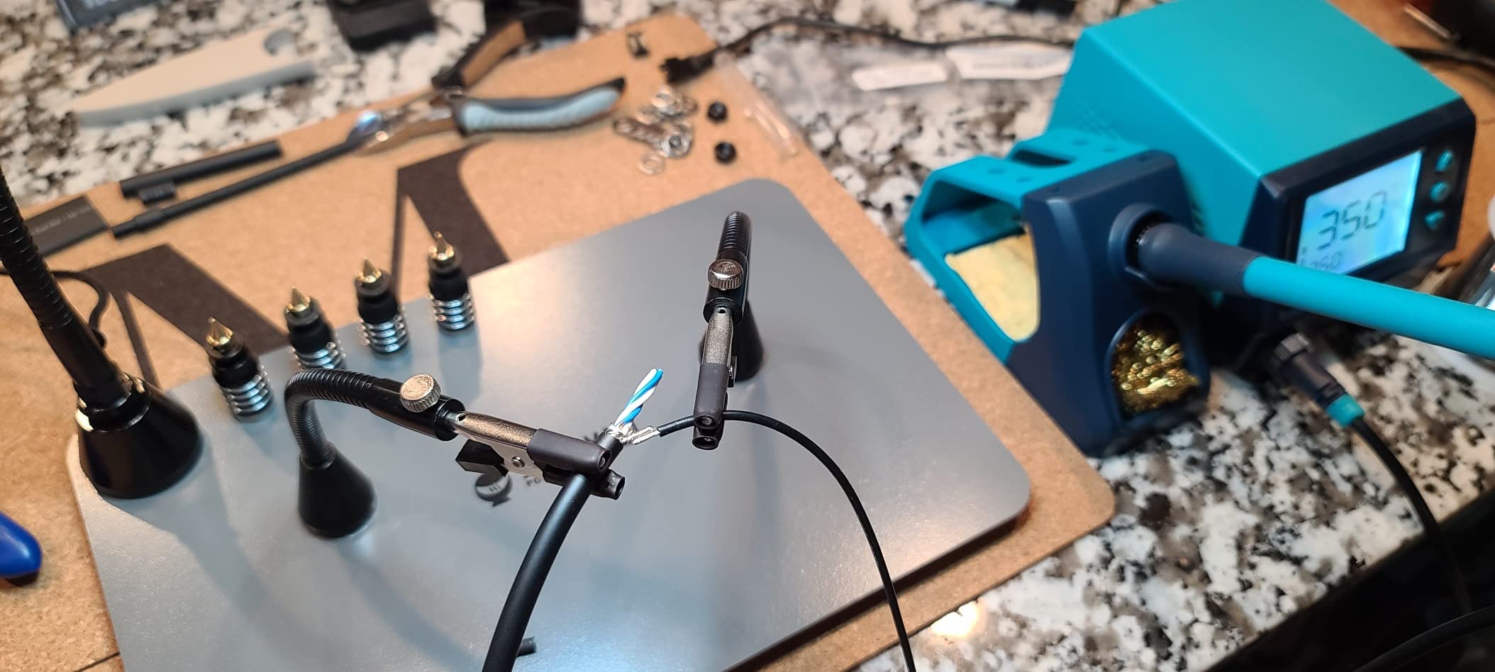 SainSmart Magnetic Helping Hands Soldering Station with an 11.1 x 7.1 Inch Larger Base, 5X LED Magnifying Lamp, 4 PCB Circuit Board Holder & 4 Flexible Magnetic Helping Hands customer photo 1