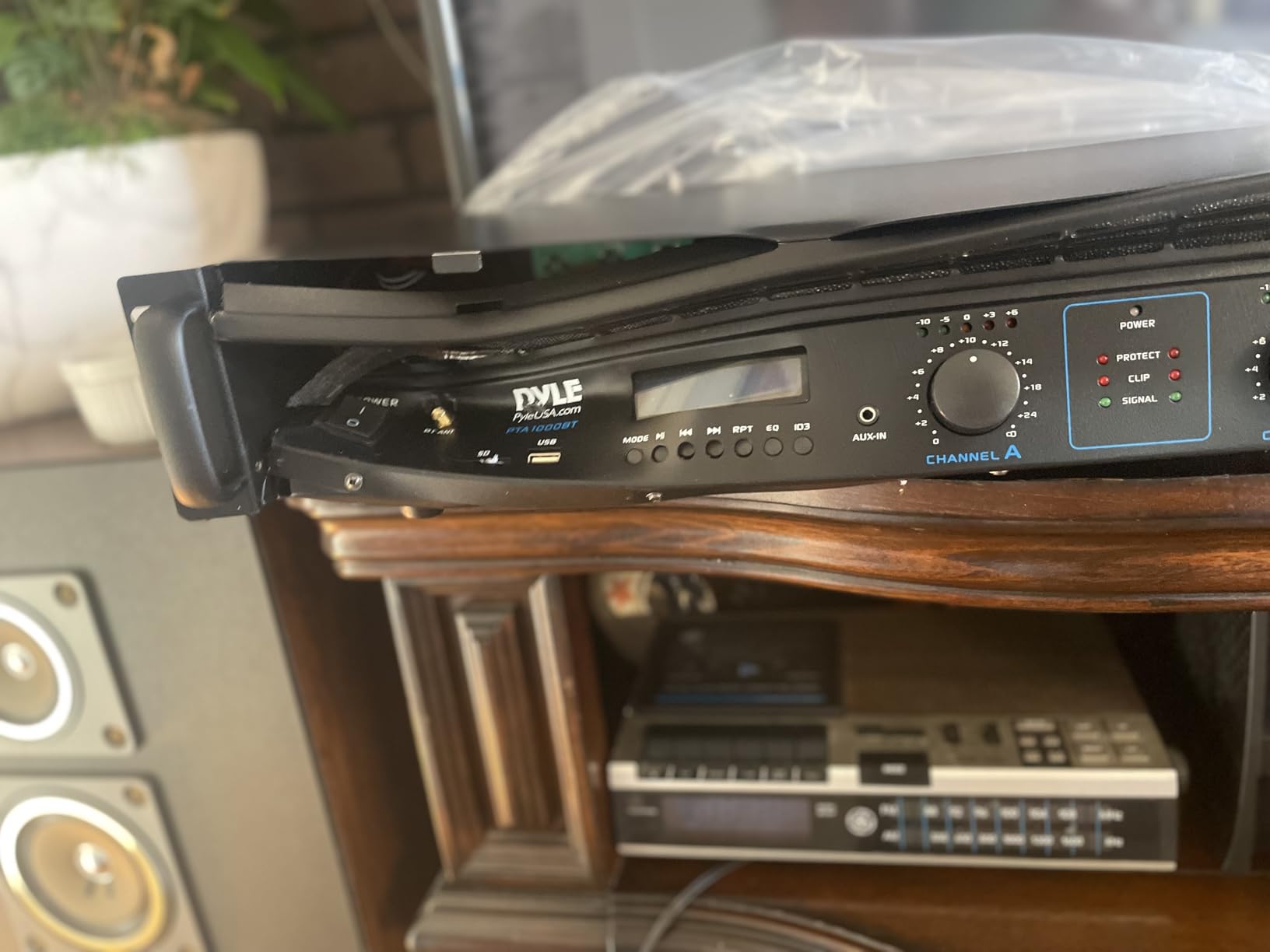 Pyle 2-Channel Rack Mount Power Amplifier with Bluetooth - 2000W Bridgeable with TRS XLR Input, Speakon Outputs, USB-A Input with MP3 Player, Bridge Mode, Cooling Fan, LED Level Meters - PTA1000BT customer photo 1