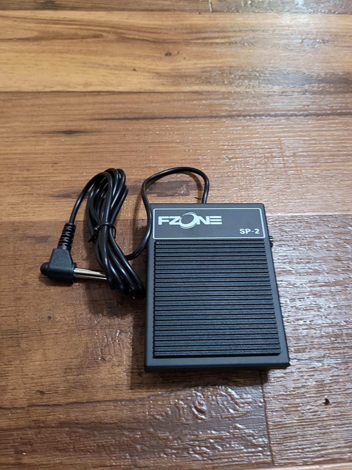 FZONE Compact Sustain Pedal for Keyboards Digital Pianos Synthesizers,Tone Modules,Drum Machines All Metal Heavy Design,Non-Slip,with Polarity Switch customer photo 1