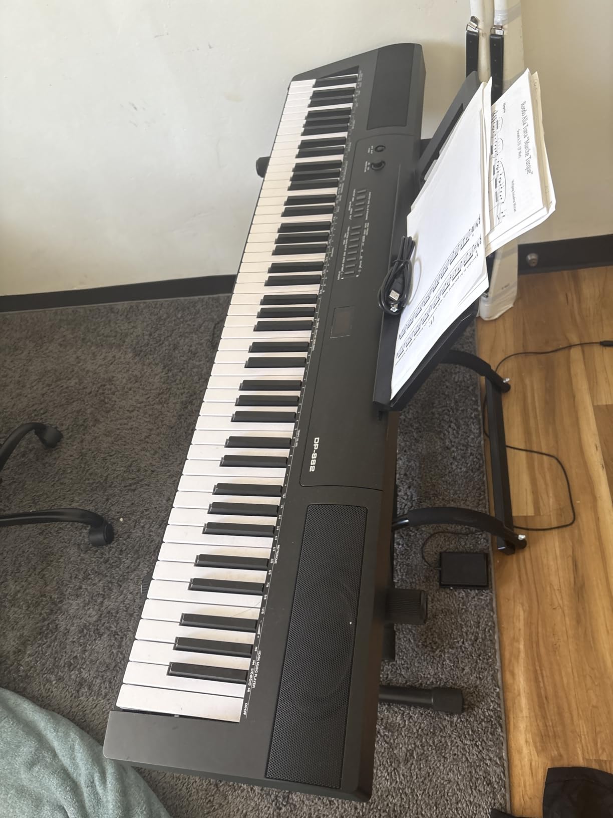 Amazon Basics Portable Electric Keyboard Piano with 61 Full Size Keys, Built-in Speakers, Songs for Learning, Digital Piano, Black customer photo 1