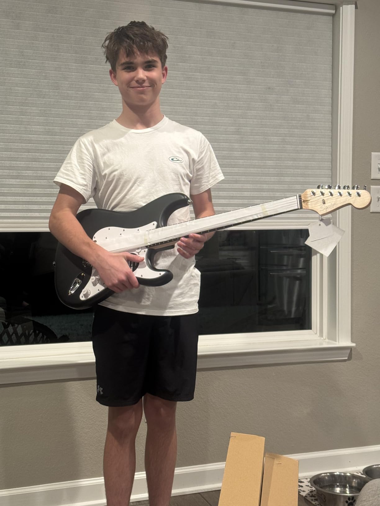 Fender Squier Debut Series Stratocaster Electric Guitar Kit, Beginner Guitar Kit, with 2-Year Warranty, with Padded Gig Bag, Frontman 10G Amp, Strap, and More, Includes Free Lessons, Black customer photo 2