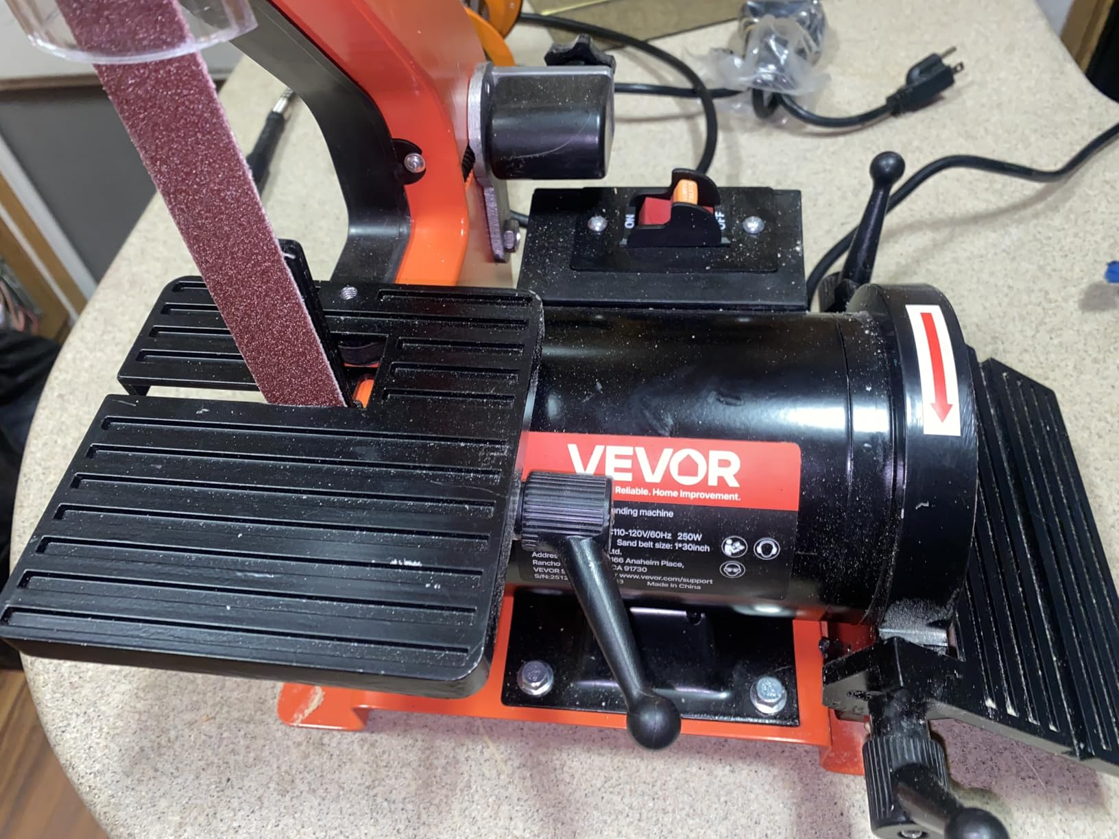 VEVOR 8 Inch Bench Grinder, Bench Grinder Sander with 2 x28 Inch Belt Sander Combo and 2.5A Induction Motor for Metalworking Sharpening Grinding customer photo 2